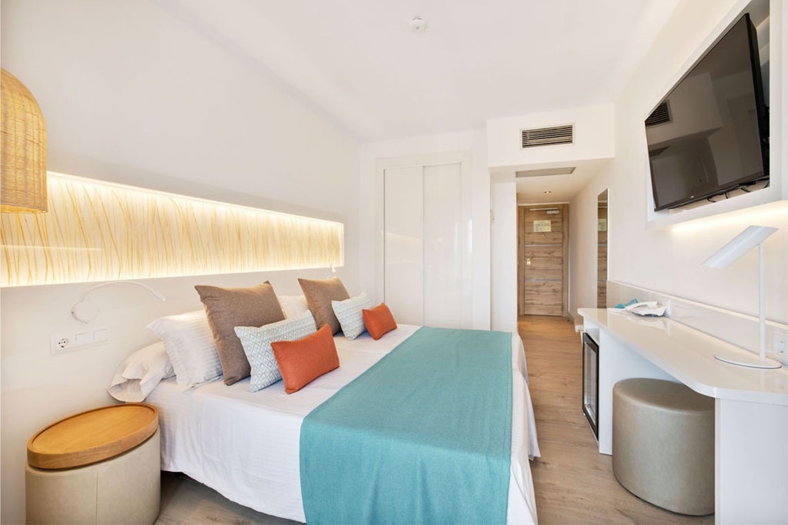 una habitación de hotel con una cama y una televisión