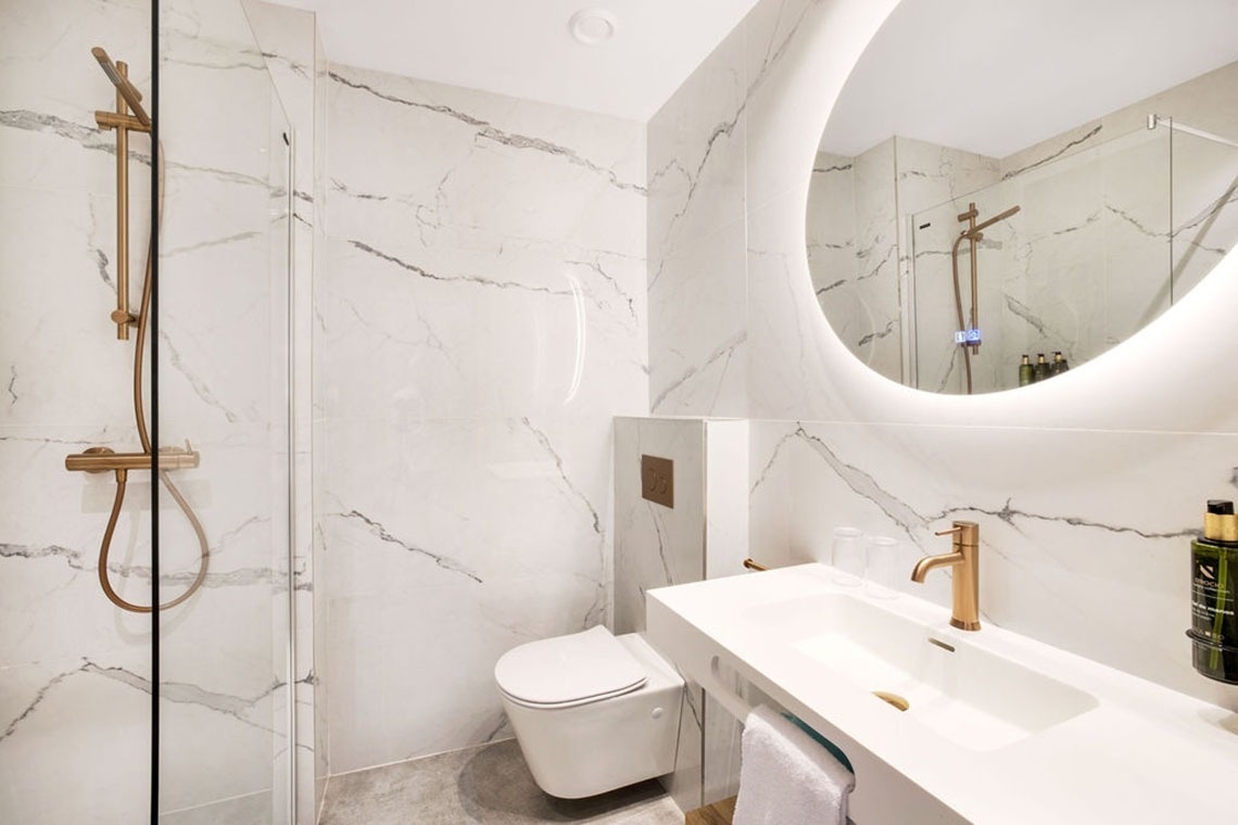 un baño con inodoro , lavabo y ducha