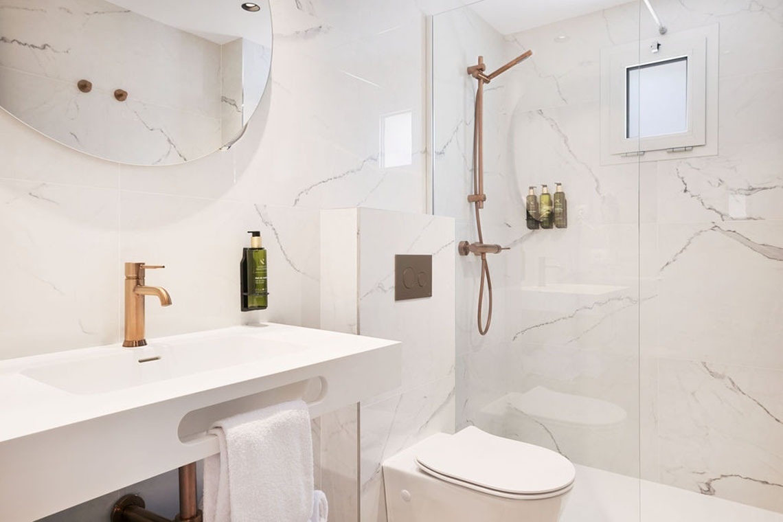 un baño con inodoro , lavabo y ducha