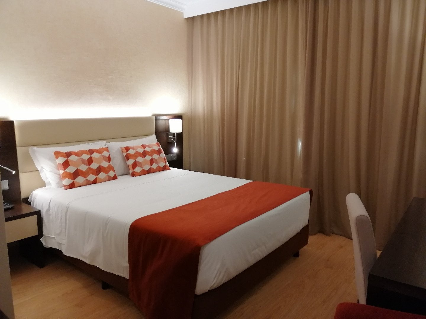Quarto moderno e iluminado no Hotel Monaco com cama confortável e vista para o mar.