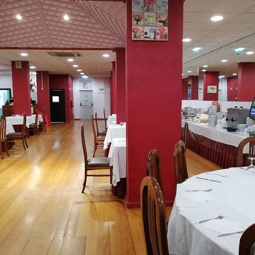 Comedor elegante en Hotel Monaco con mesas vestidas y buffet.