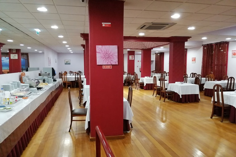 Restaurante do Hotel Monaco: mesas postas e buffet para uma refeição memorável.