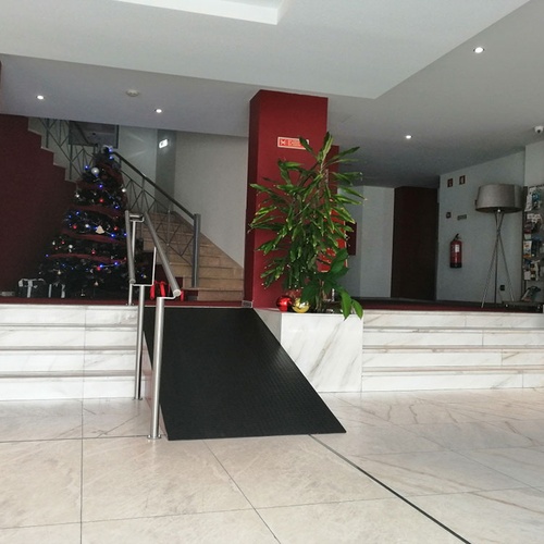 Árbol de Navidad y rampa de acceso en Hotel Monaco.