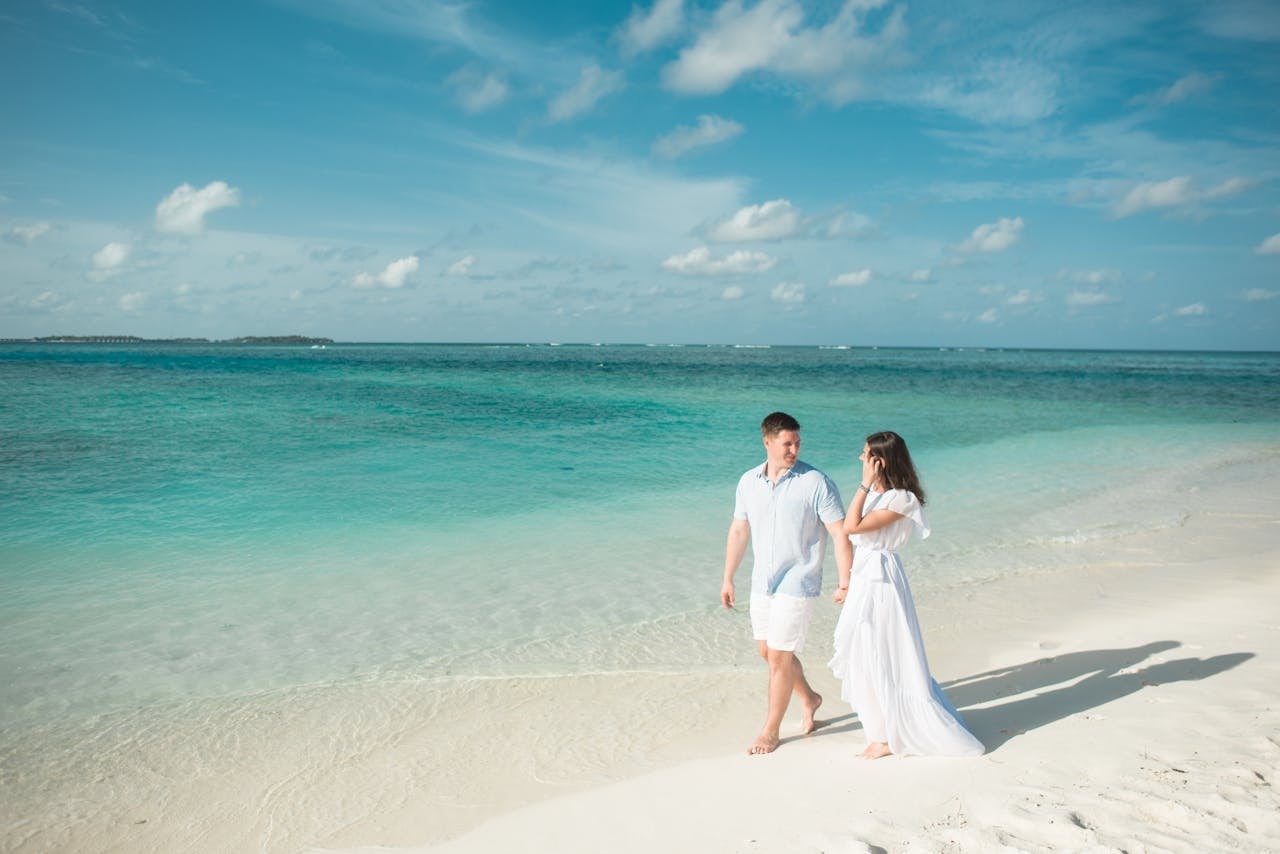 Casal feliz na praia, perfeito para sua estadia no Hotel Monaco.