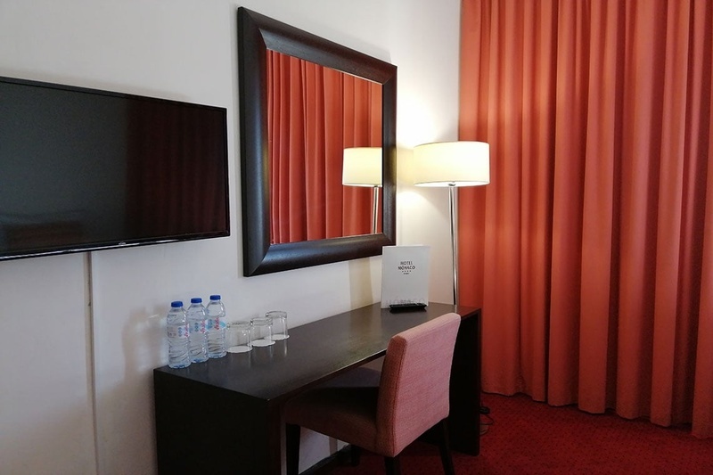 Quarto triplo no Hotel Monaco com três camas, decoração moderna e aconchegante.
