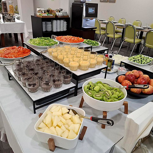 Restaurante do Hotel Monaco com mesas postas e buffet.