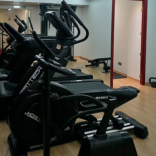 Equipamentos de ginástica Hotel Monaco em hotel, incluindo elípticas e bicicletas ergométricas.