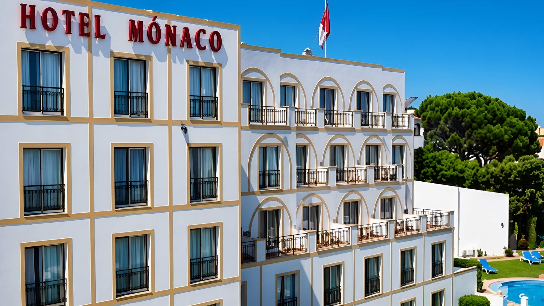 Fachada do Hotel Monaco com varandas e piscina ao fundo.