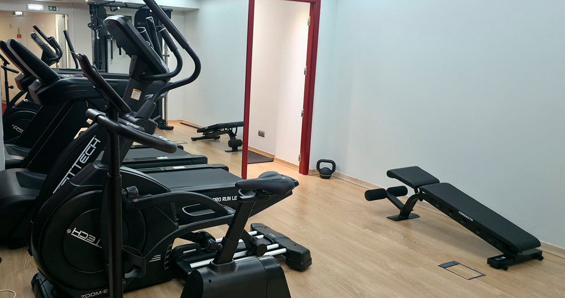 Equipamentos de ginástica modernos em hotel, incluindo esteiras e bancadas para treino. Hotel Monaco