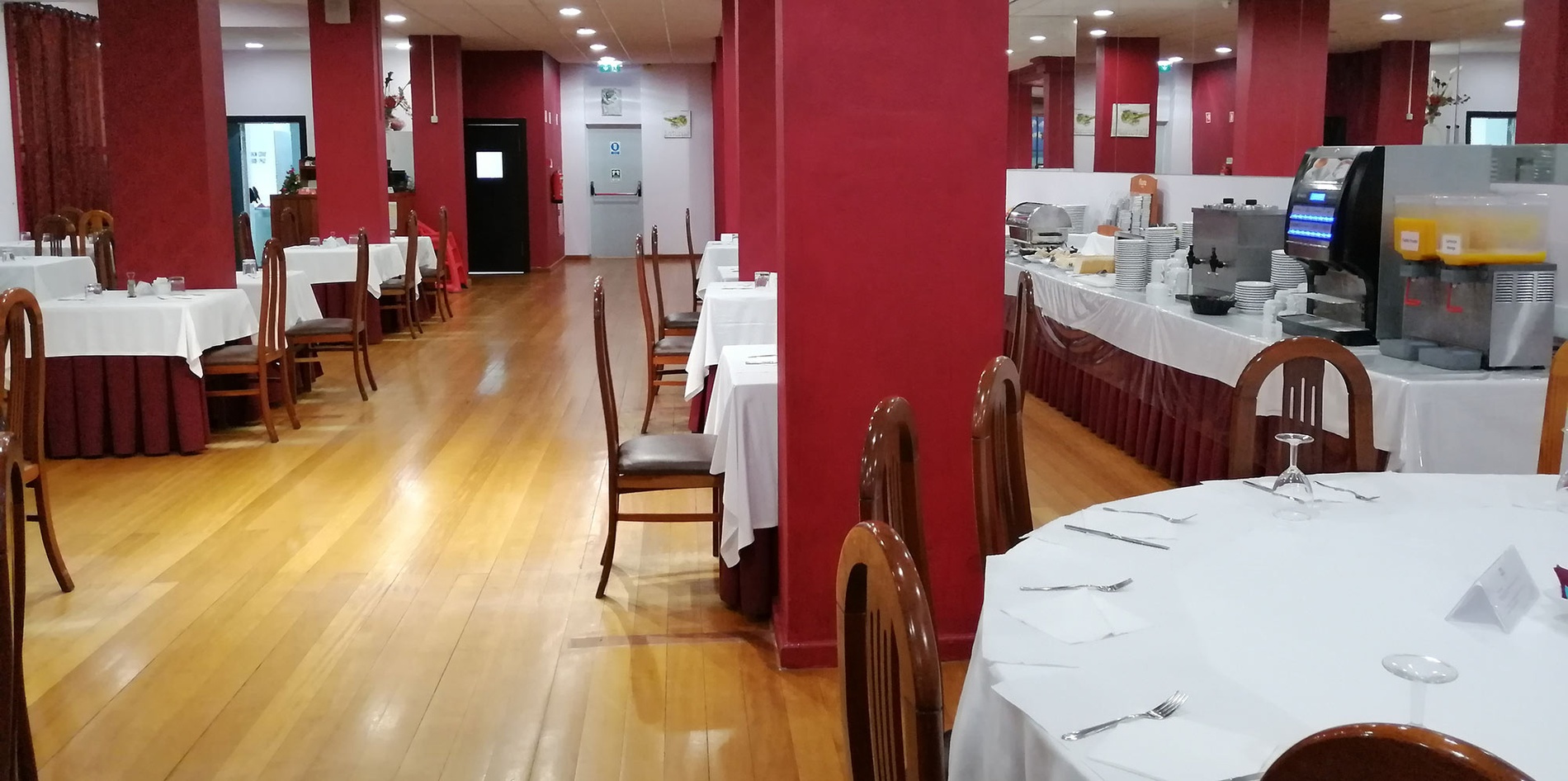 Interior do Hotel Monaco: salas de jantar com mesas postas, cadeiras e buffet.