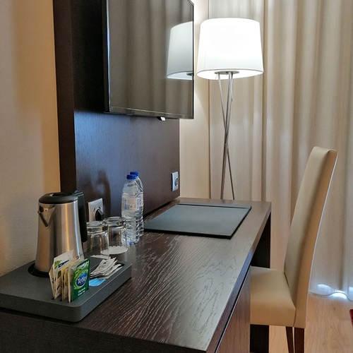 Escritorio y TV en Hotel Monaco: servicios de cortesía y lámpara.