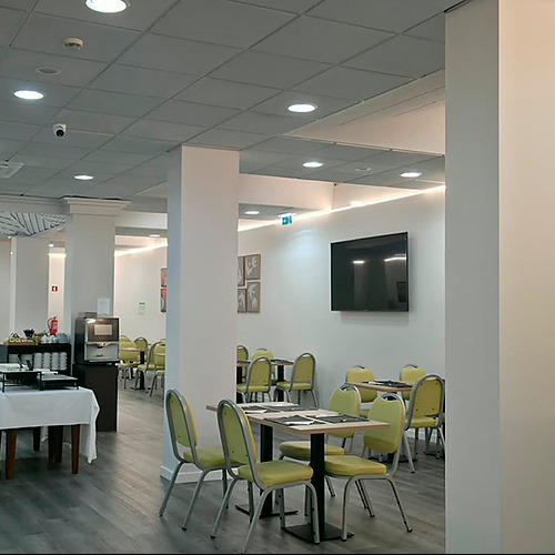 Pequeno-almoço buffet no hotel, com mesas e cadeiras, decoração moderna e obras de arte, o local perfeito para o seu Hotel Monaco.