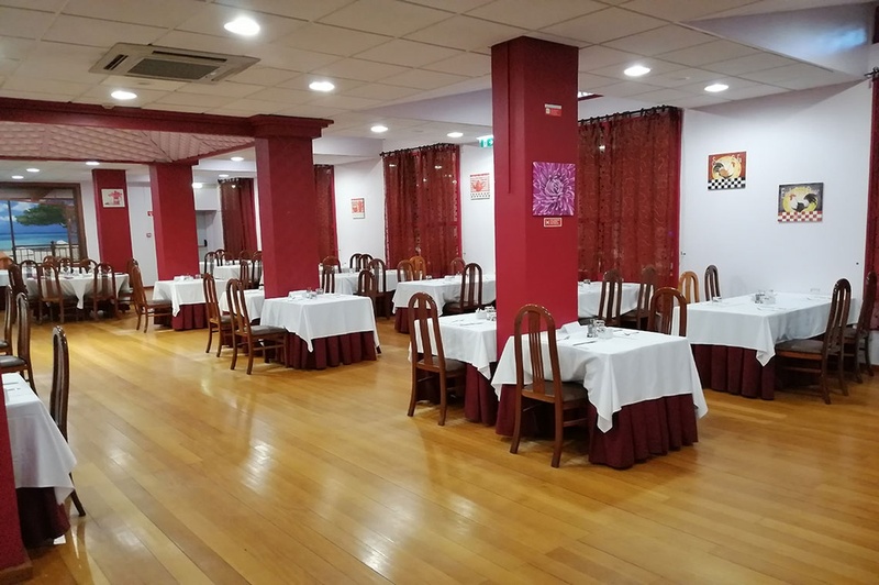 Mesas elegantes no Restaurante Monaco, perfeitas para jantares especiais.
