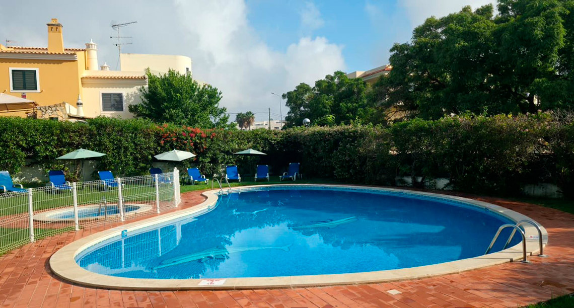 Mulher relaxa na piscina do Hotel Monaco com água cristalina e sol.