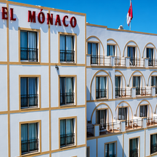 Hotel Monaco: fachada blanca y moderna con balcones y piscina en un día soleado.