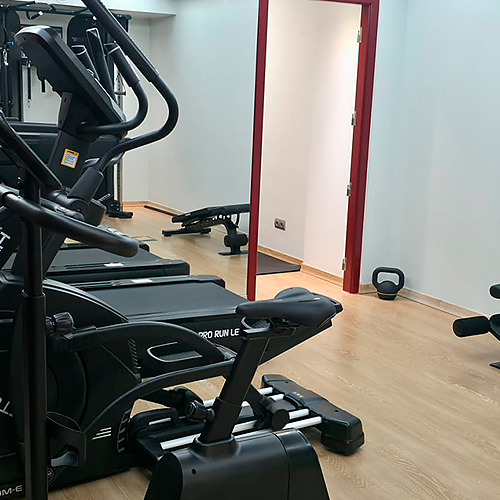 Academia de hotel com equipamentos modernos. Hotel Monaco em ambiente limpo e organizado.