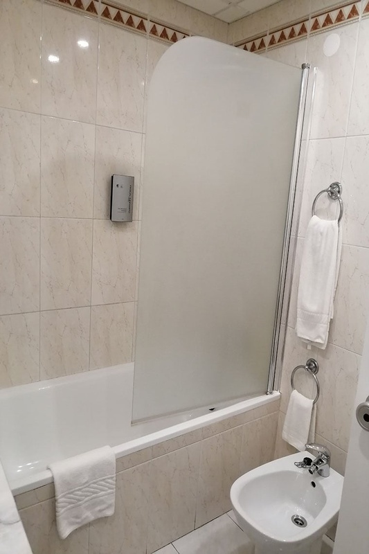 Quarto triplo no Hotel Monaco com três camas, decoração moderna e aconchegante.