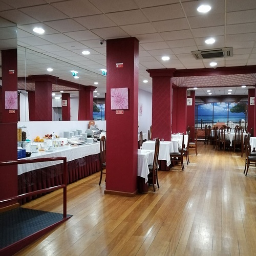 Restaurante del Hotel Monaco con buffet y mesas listas para cenar.