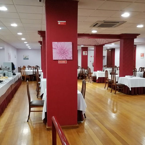 Restaurante del Hotel Monaco: mesas listas para cenar en un elegante comedor.