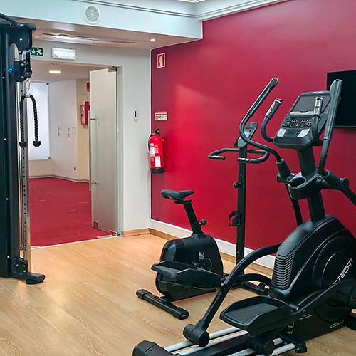 Academia de hotel com equipamentos modernos, Hotel Monaco, bicicletas ergométricas e esteira.