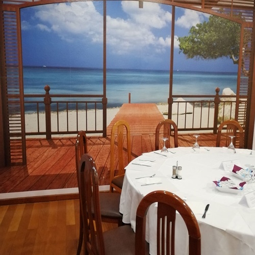 Hotel Monaco: Comedor con vista al mar, ideal para eventos y cenas.