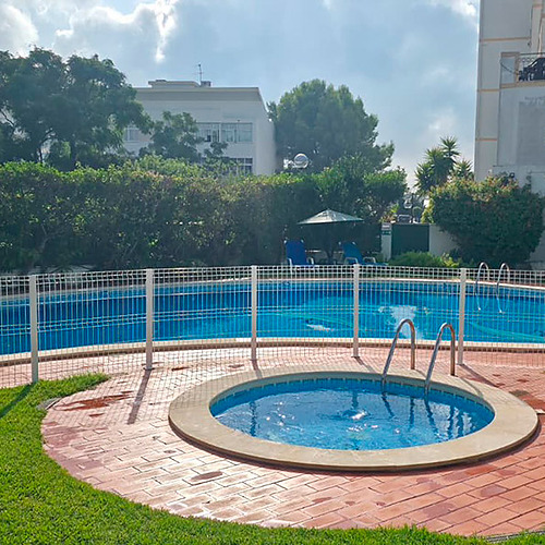 Piscina e jacuzzi ao ar livre com espreguiçadeiras e relvaHotel Monaco.