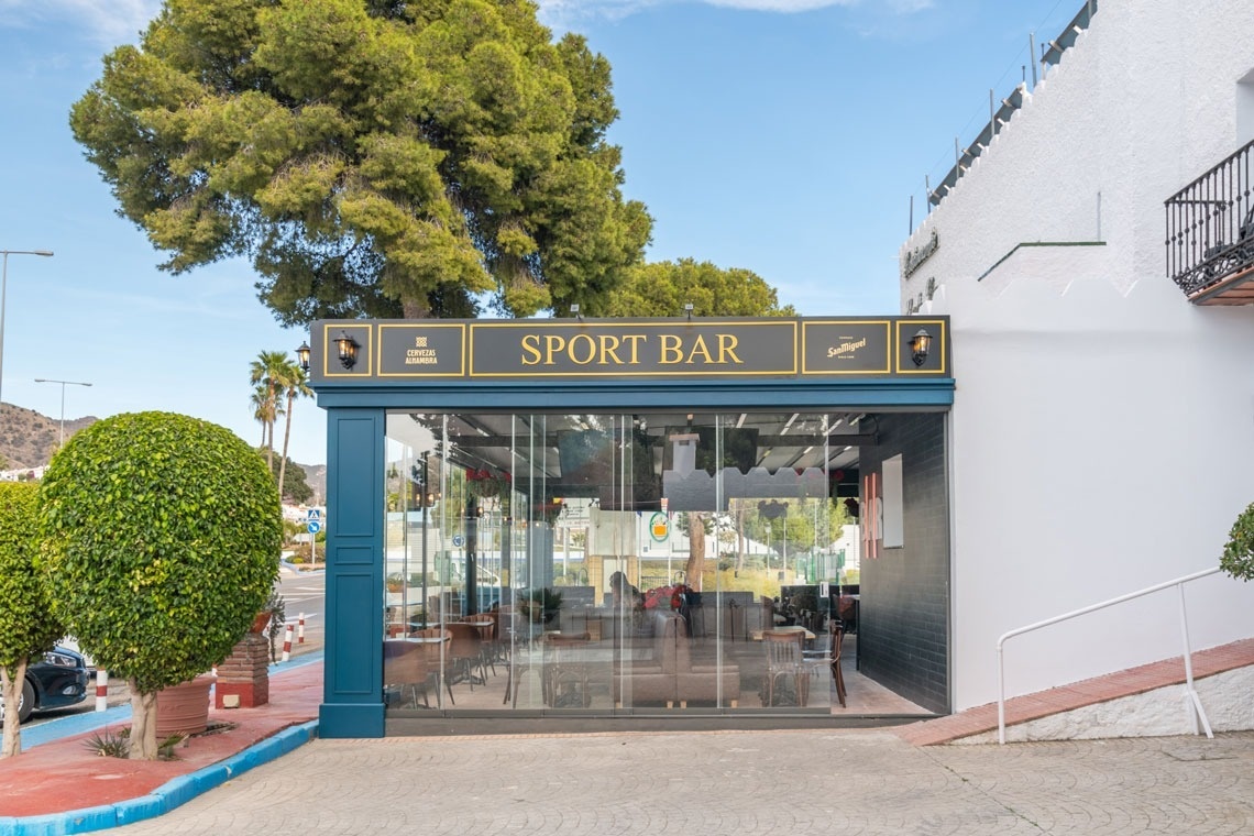 un edificio blanco con una barra deportiva encima
