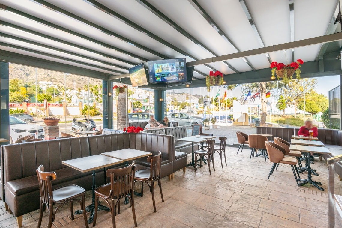 el interior de un restaurante con mesas y sillas