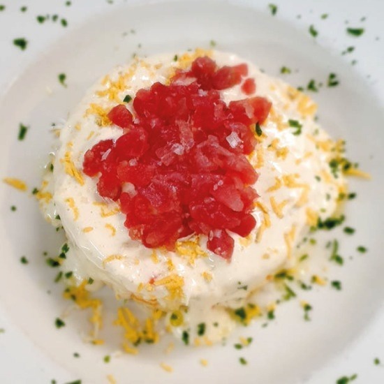 un primer plano de un plato de comida con tomates y queso