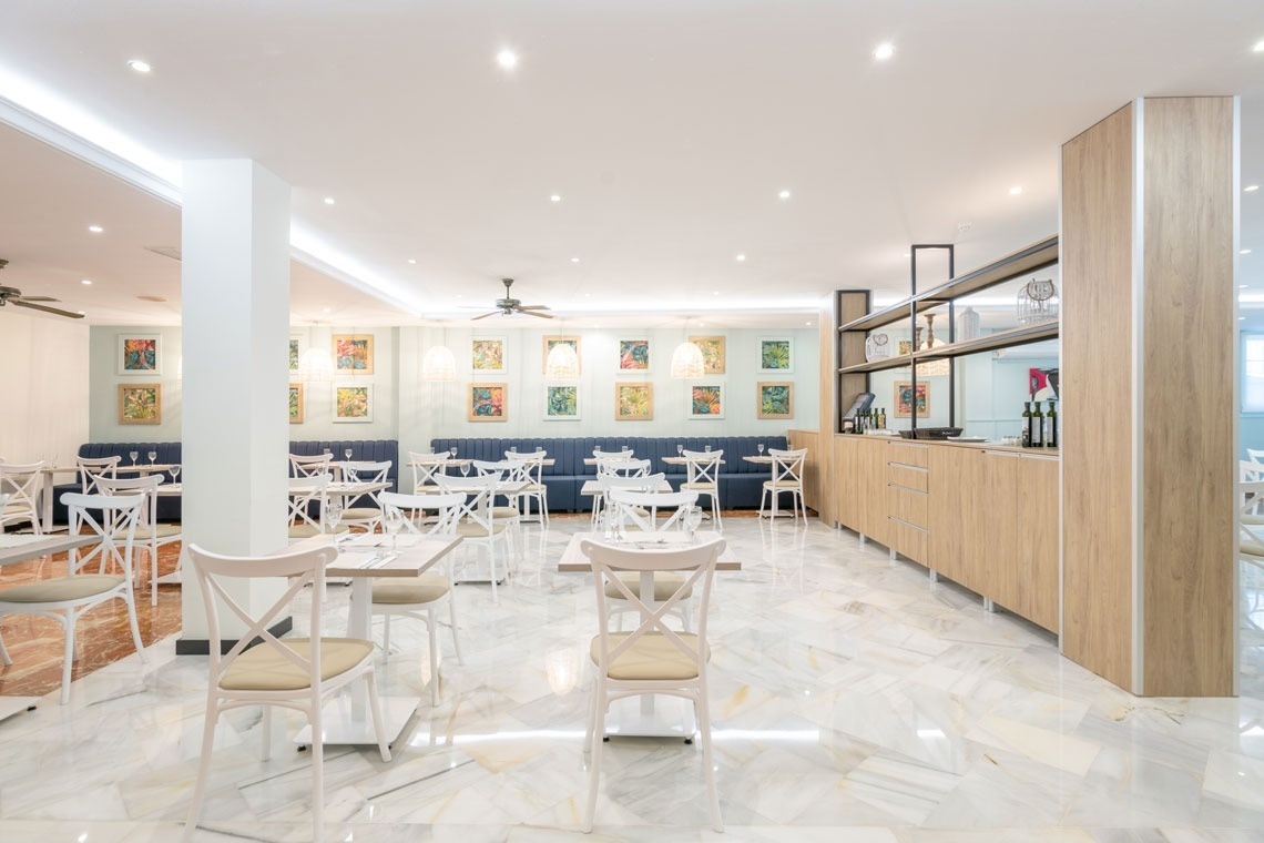 una habitación llena de mesas y sillas en un restaurante