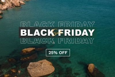 un hombre y una mujer están sentados en sillas de playa con bebidas .