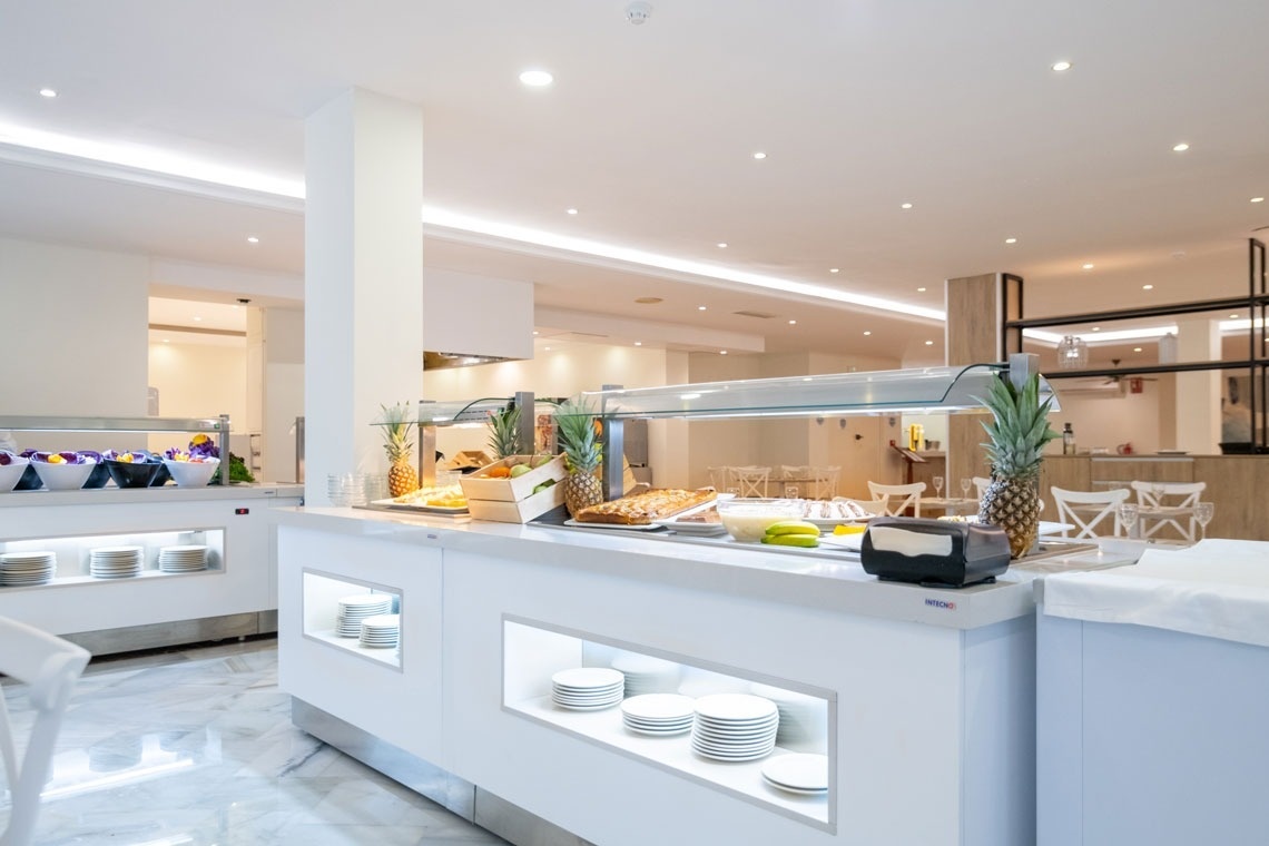 un buffet en un restaurante con platos y piñas
