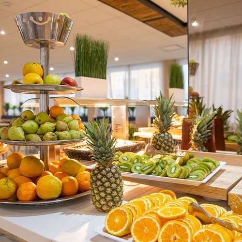 un buffet de frutas y verduras en un restaurante