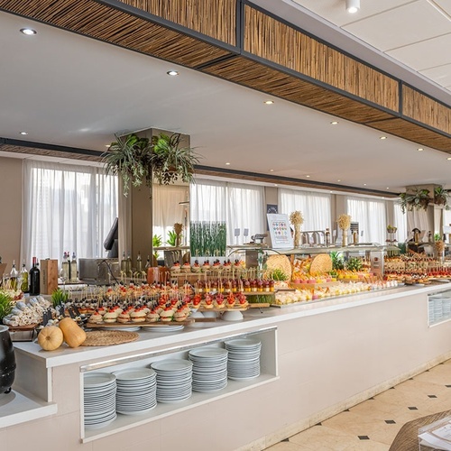 un buffet lleno de platos y comida en un restaurante