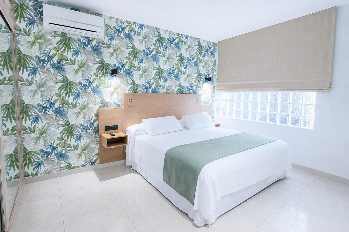 Habitación doble con cama cómoda, aire acondicionado y armario espejo. Parasol Dorobe incluido.