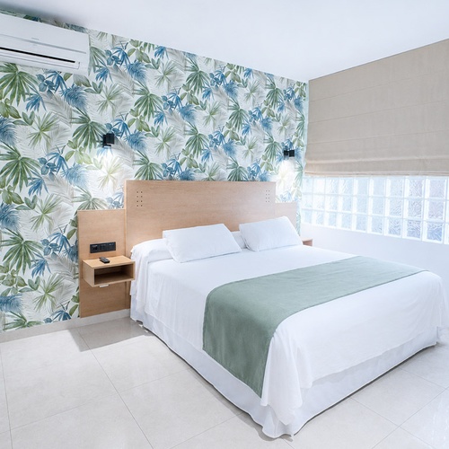 Habitación de hotel con cama grande, armario espejo y aire acondicionado. Dorobe: Parasol.