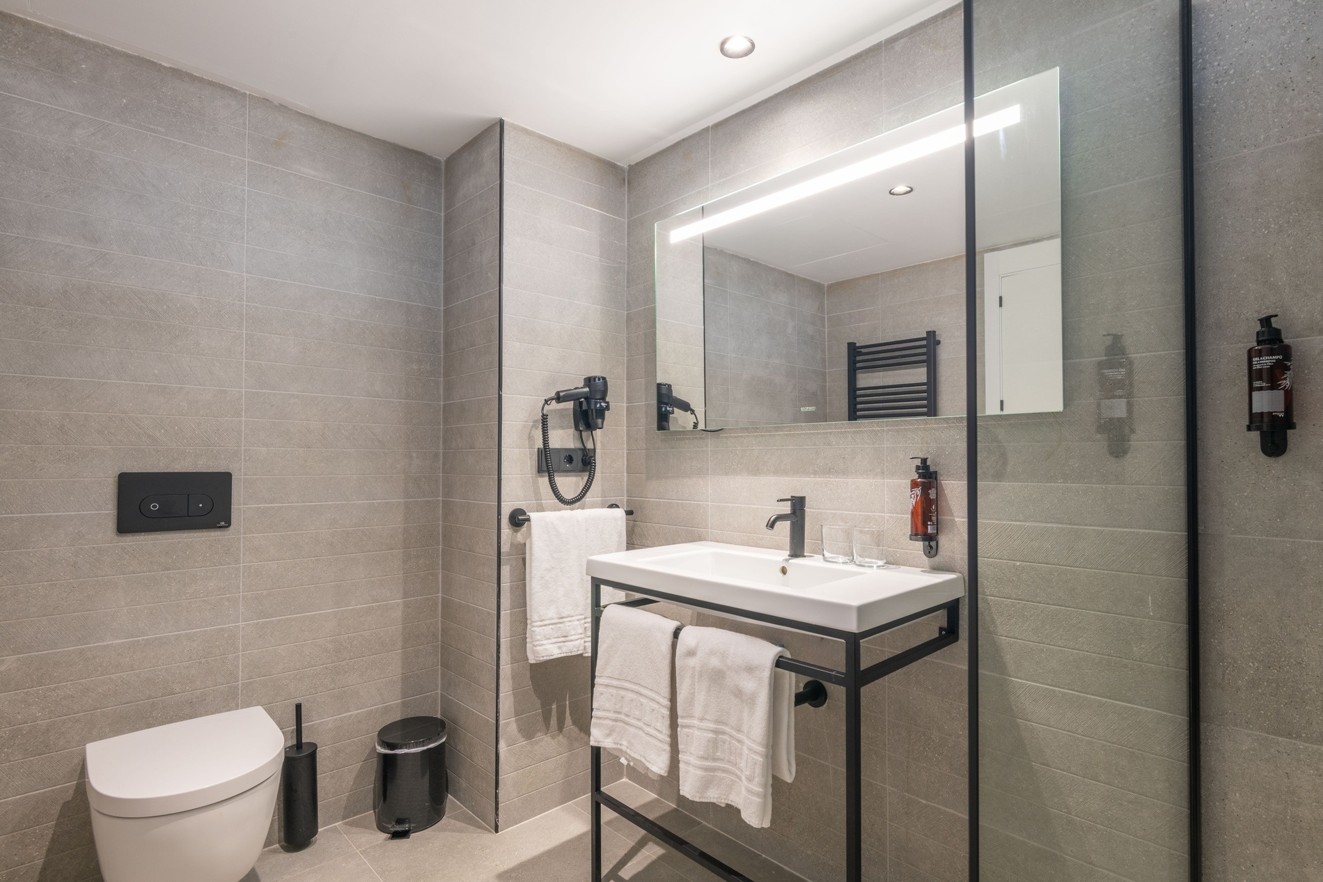 un baño con inodoro , lavabo y espejo