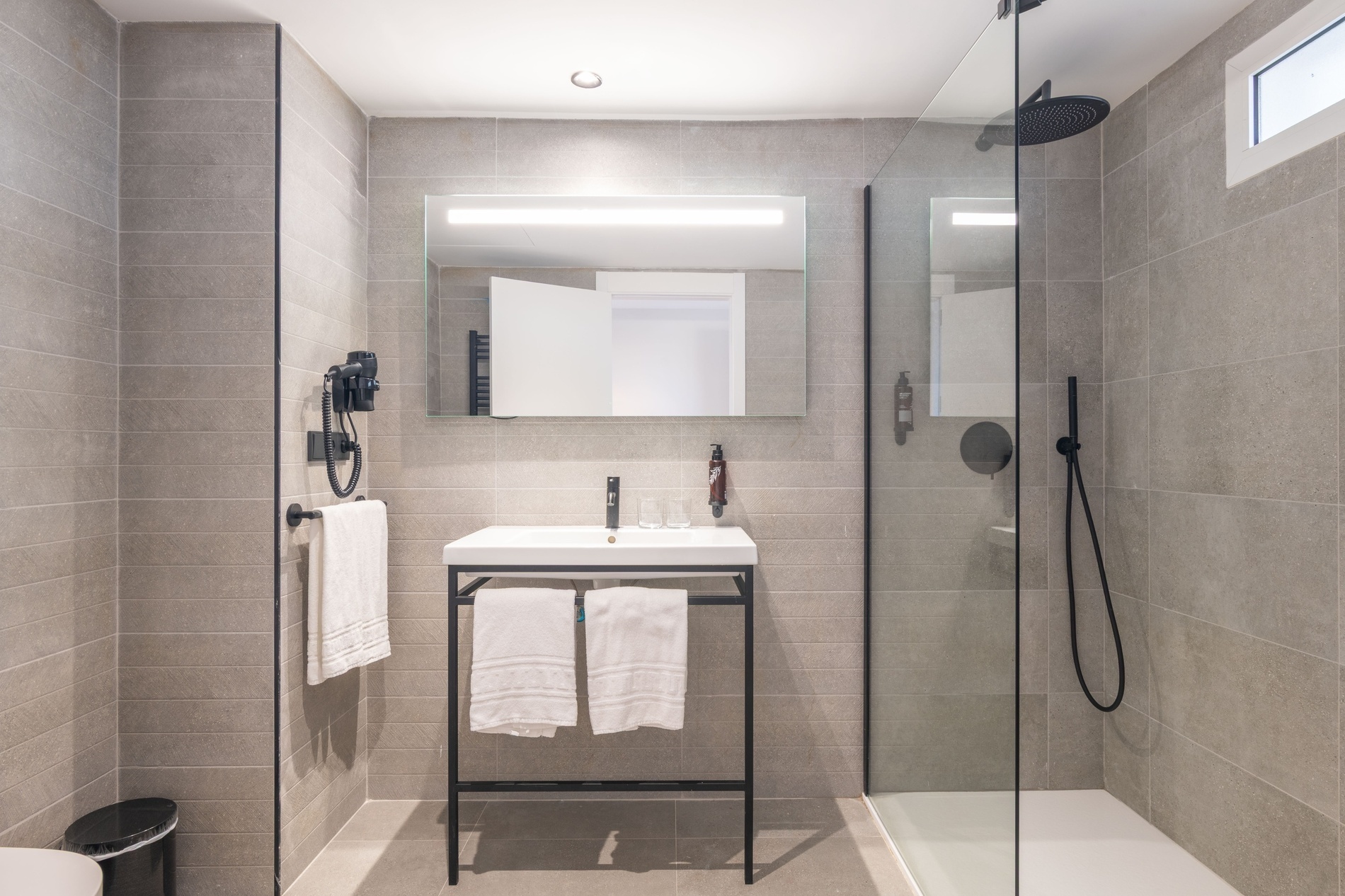 un baño con lavabo y ducha de vidrio