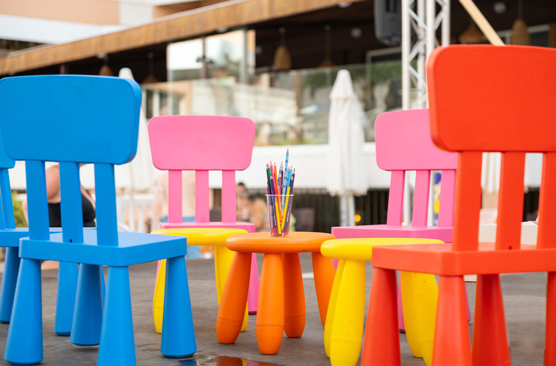 Colorful children's chairs and tables set up for activities, ideal for family stays at our Dorobe: Parasol.