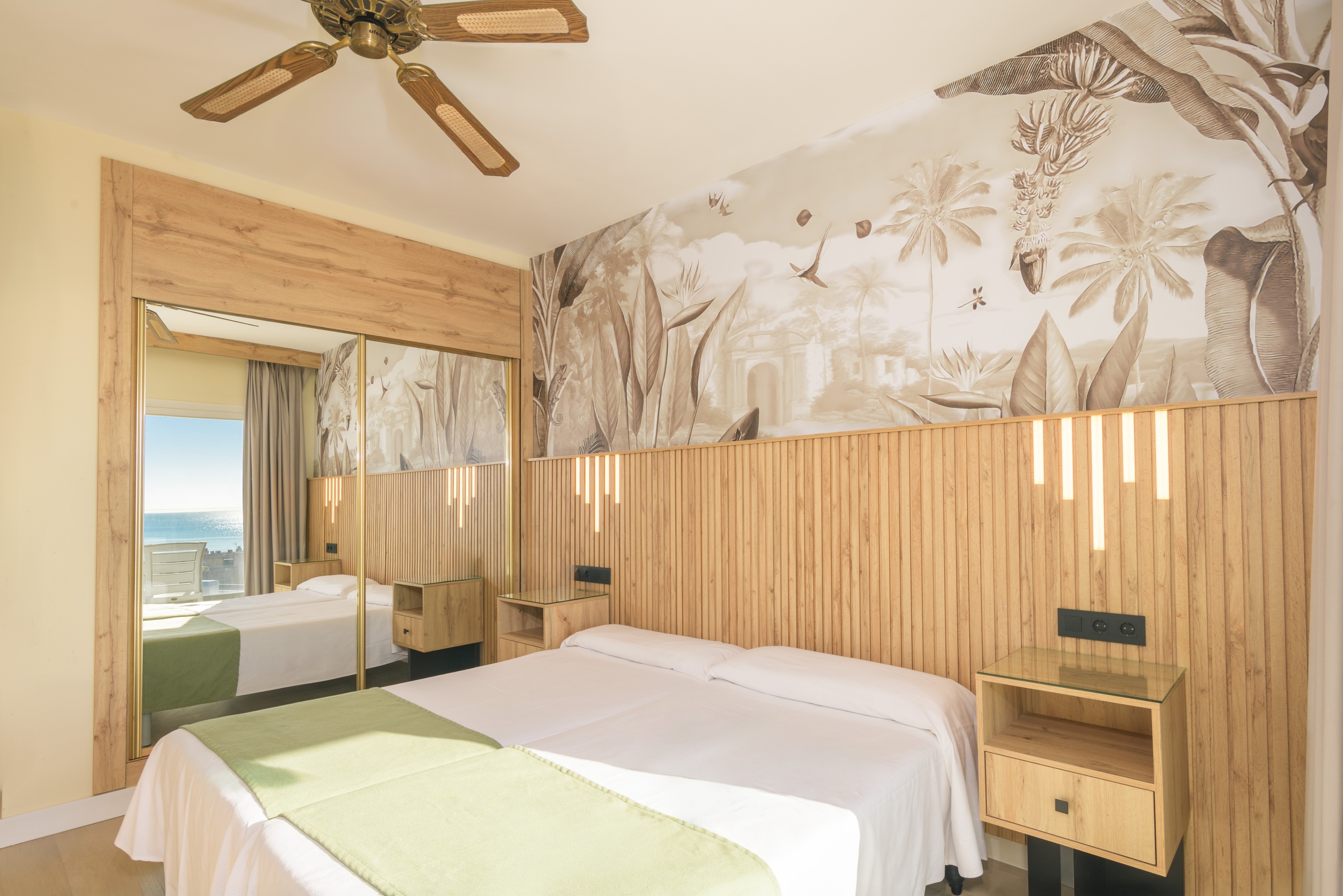 una habitación con una cama y un ventilador de techo