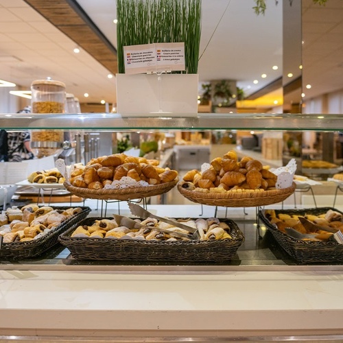 un buffet de comida con croissants y otros pasteles