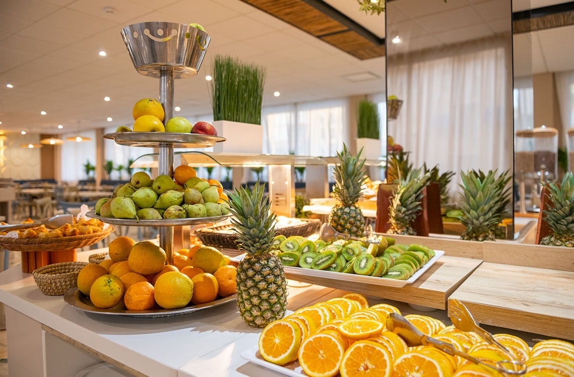 un buffet de frutas y verduras en un restaurante