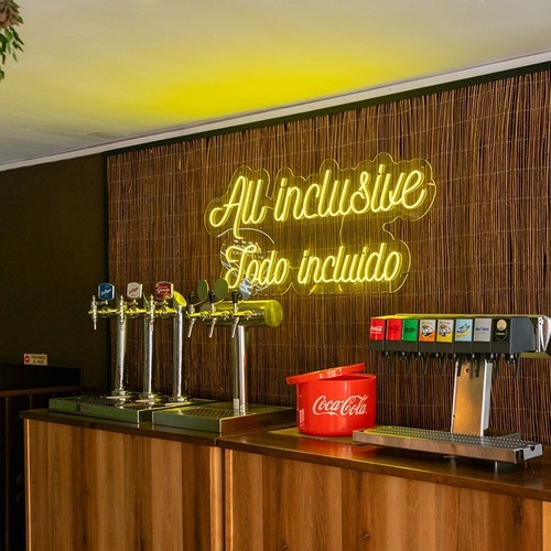 a neon sign that says all inclusive todo incluido