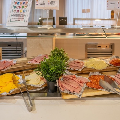 un buffet con carnes y quesos en un restaurante