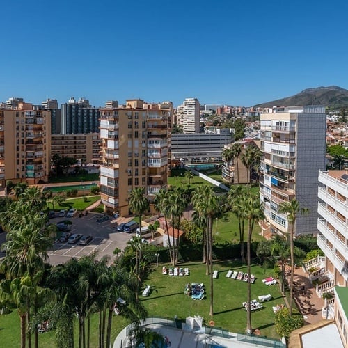 una vista aérea de una ciudad con muchos edificios y palmeras