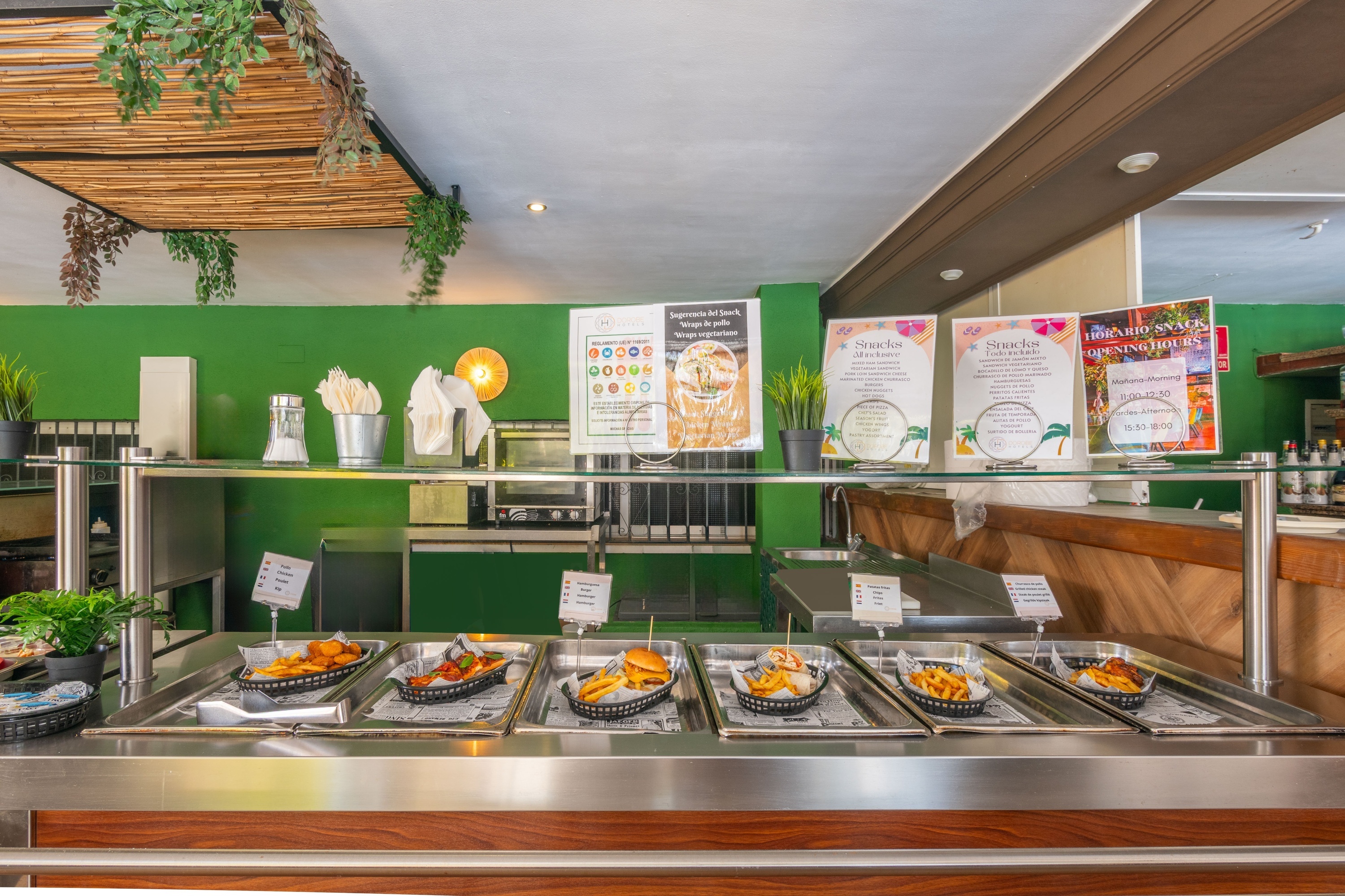 un mostrador de comida con bandejas de comida y un cartel que dice snack box