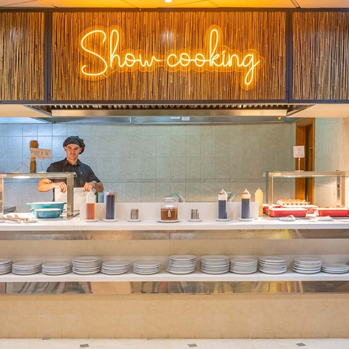 Un chef se encuentra detrás de una estación de 