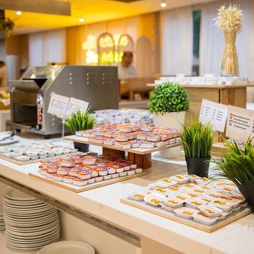 un buffet lleno de platos y comida con un letrero en español