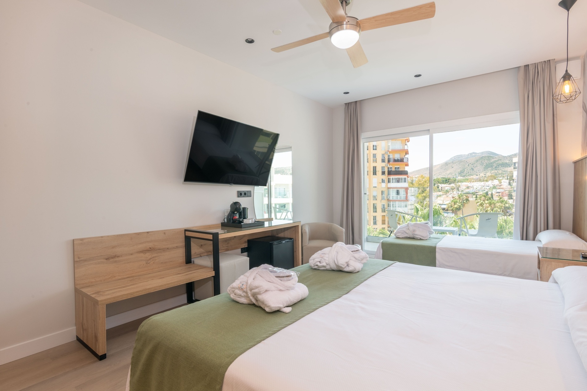 una habitación de hotel con dos camas y una televisión