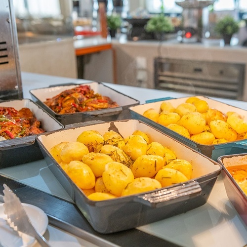 varios platos de comida están sobre una mesa